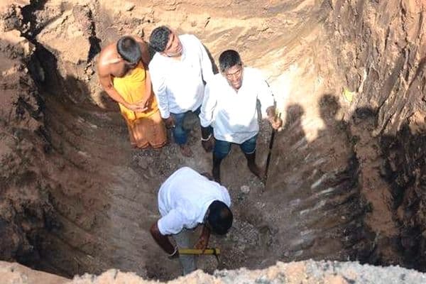 शिवलिंग सापडेल म्हणून त्यानं हायवेवर खोदला चक्क १५ फुट खोल खड्डा