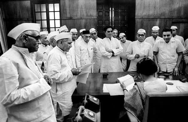 जेव्हा इंदिरा गांधींवरील चित्रपटाची रीळ जाळण्यात आली होती...वाचा 'किस्सा कुर्सी का' !!!