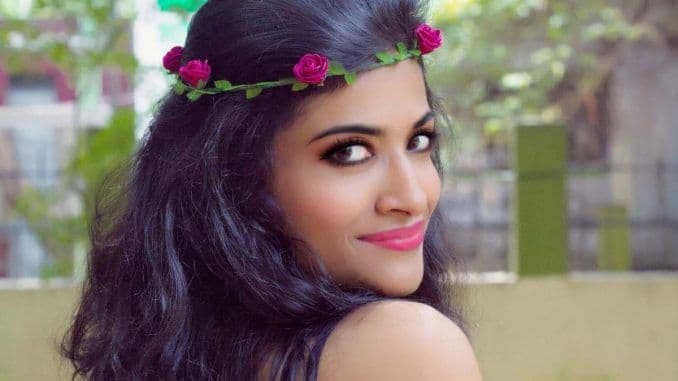 दोन्ही हात गमावलेल्या मालविकाची ही किमया तुम्हाला जीवनाचा खरा अर्थ शिकवून जाईल..