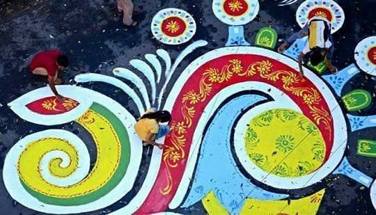 दुर्गा पुजेसाठी कोलकात्यात काढण्यात आलीये सर्वात लांब रांगोळी!! हे सुंदर फोटो जरूर पाहा...