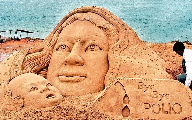 'Bye Bye Polio' : पहा जागतिक पोलिओ दिनाच्या निमित्ताने साकारलेलं एक अप्रतिम शिल्प !!