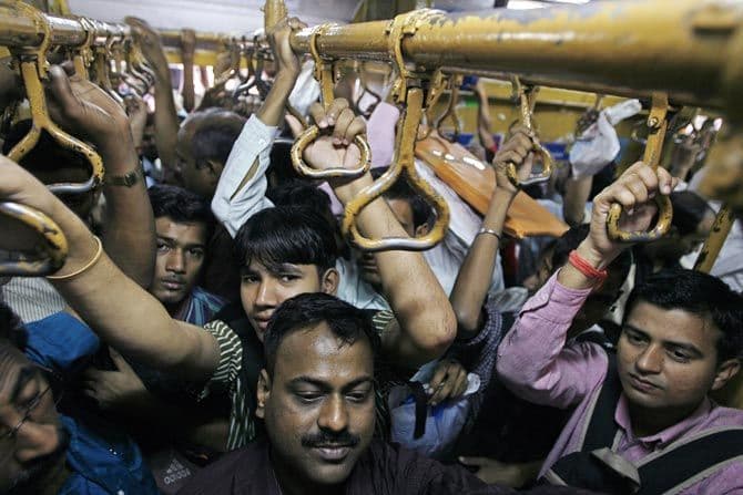 ....आणि मग चक्क लोकल मध्ये झालं लग्न !!