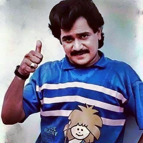 १. २६ ऑक्टोबर, १९५४ रोजी लक्ष्मीकांत बेर्डे यांचा जन्म झाला. सुरुवाती पासूनच त्यांचा ओढ अभिनयाकडे होता. आंतरमहाविद्यालयीन स्पर्धा, गिरगावातील सार्वजनिक गणेशोत्सवातून हा कलाकार चमकला. त्यांनी स्पर्धेत अनेक पारितोषिक जिंकली. पुढे त्यांनी आपल्या करीयरची सुरु