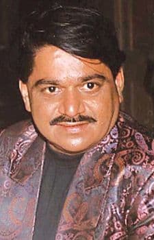 ७. लक्ष्मीकांत बेर्डे यांच्या शिस्तीबद्दल, दिलदारपणाबद्दल, आणि विनोदाच्या टायमिंग बद्दल अनेकदा बोललं जातं. रात्री कितीही उशिरा झोप लागली तरी हा माणूस सकाळी बरोबर वेळेवर शुटींगसाठी हजार राहायचा. त्यांचा शॉट असेल सहकलाकारांना देखील लवकर यावं लागायचं. 