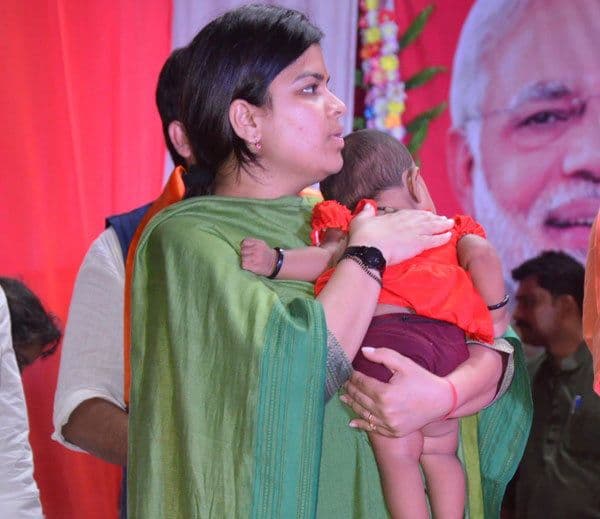 चेक घेण्यासाठी जाताना तिने बाळ चक्क पूनम महाजनना पकडायला दिलं?