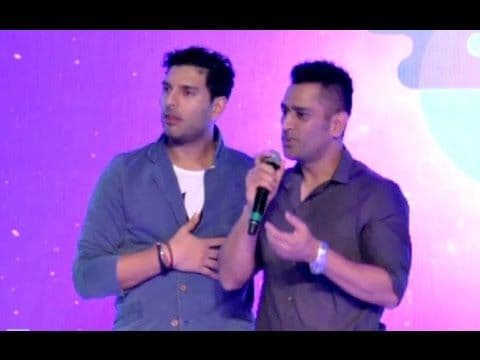 व्हिडिओ: कॅप्टन कूल धोनी जेव्हा 'मै पल दो पल का शायर हूँ' गातो..