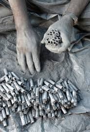 आता पाहूया हे फटाके तयार कसे होतात - 