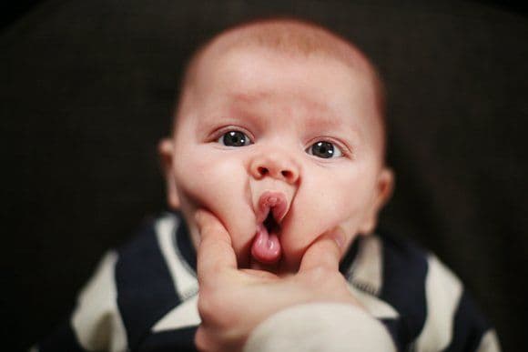 गोंडस बाळांना बघून त्यांचे गालगुच्चे घेण्याची इच्छा का होते ? हे आहे वैज्ञानिक उत्तर !!