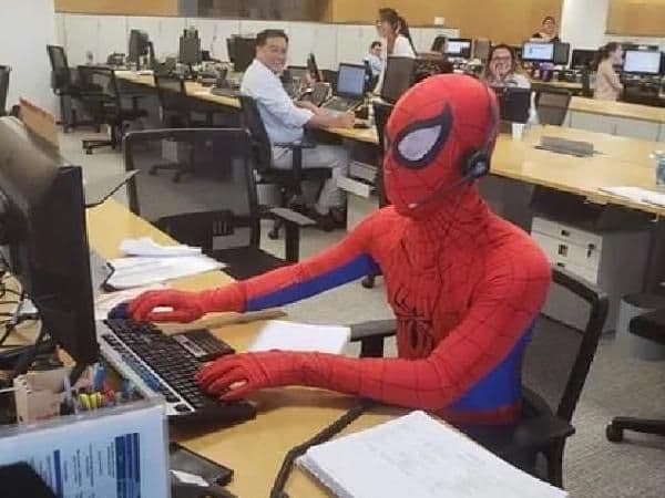 हा मनुष्य कामावर चक्क स्पायडरमॅनच्या वेशात का आला ?? पाहा हा व्हिडीओ !!