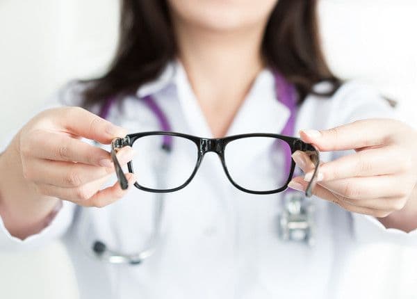 चष्म्याची काळजी घेण्याच्या ५ भन्नाट टिप्स !!