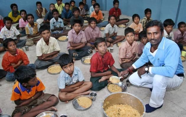 आत्महत्या करायला निघालेला हा तरुण आज १३०० लोकांचं पोट भरतोय !!