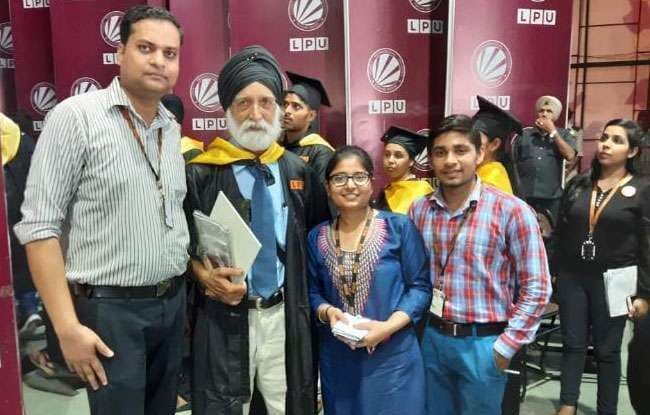 ८३ व्या वर्षात मास्टर्सची डिग्री मिळवणारे आजोबा