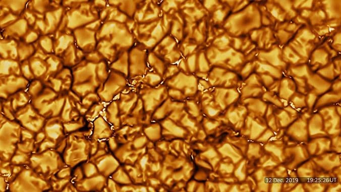 ९ कोटी मैलांवरून घेतलाय  सूर्याचा एकदम क्लिअर फोटो. पाहा बरं नक्की कसा दिसतो तो!