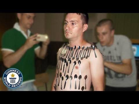 ६. डालीबोरने शरीरावर सर्वाधिक चमचे लावण्याचा विश्वविक्रम केला आहे.