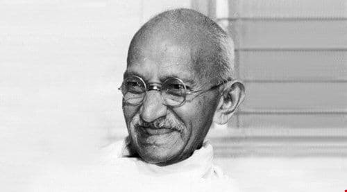 9. गांधीजींच्या जवळ नेहमी  दातांची एक कवळी असायची जी ते आपल्या कापडात बांधून ठेवायचे. ही कवळी ते फक्त जेवताना तोंडात घालायचे. 