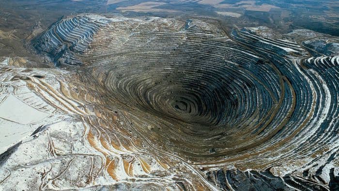 रशियाचा पृथ्वीच्या केंद्रापर्यंत पोचण्यासाठी १२ किमी खोल खड्डा!! हाती काय लागलं? प्रोजेक्ट बंद का पडला?