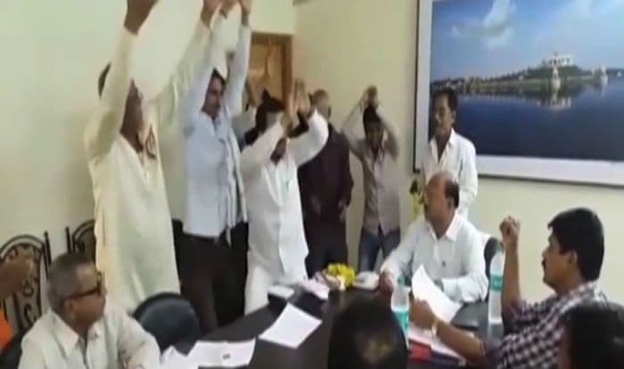 व्हिडिओ: का केला PWD ऑफिस मध्ये नागीण डान्स?