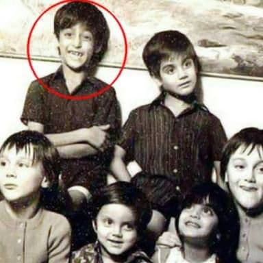 हे तर आपले दबंग स्टार सल्लू भाई आहेत! त्याच्या सोबत अरबाज आणि सोहेल पण दिसतायत.