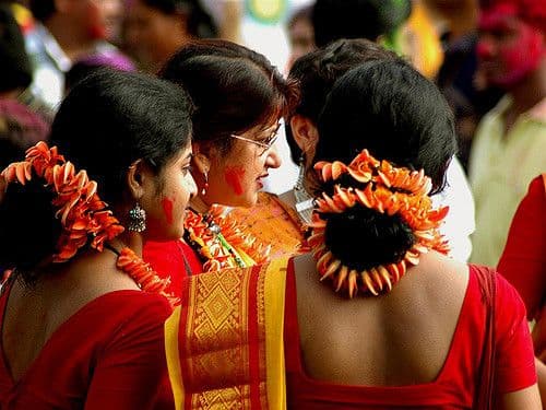 पळसाच्या फुलांचे दागिने..