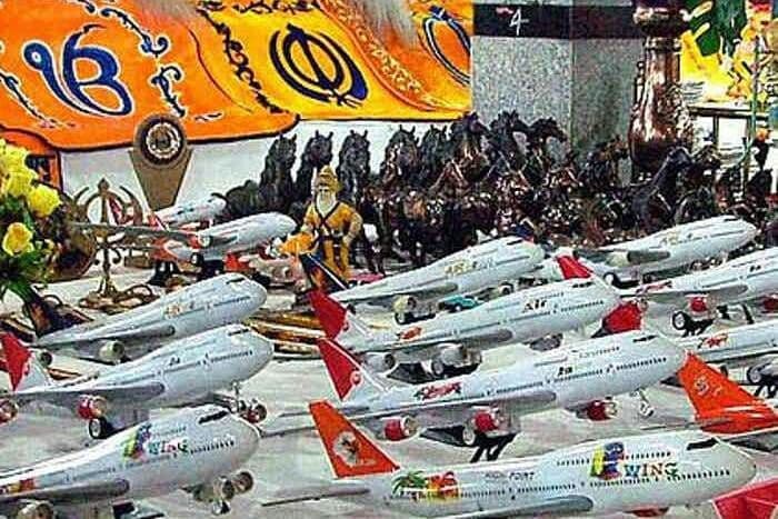 व्हिसा मिळण्यासाठी इथे लोक अर्पण करतात विमान !!! 