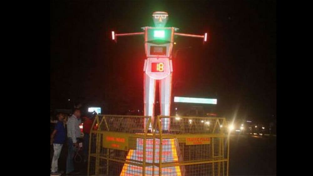 हा ट्रॅफिक हवालदार चिरीमिरी घेत नाही - इंदूरमध्ये रोबोट ट्रॅफिक हवालदार !