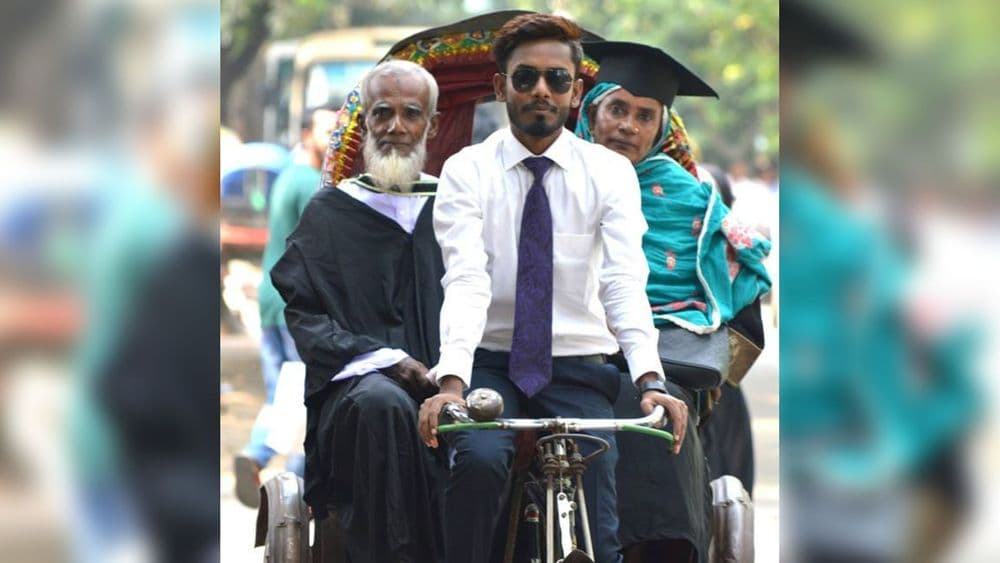 इंजिनियर झाल्यावर त्याने वडिलांना त्यांच्याच रिक्षातून फिरवलं ?? बातमी किती खरी किती खोटी ? 