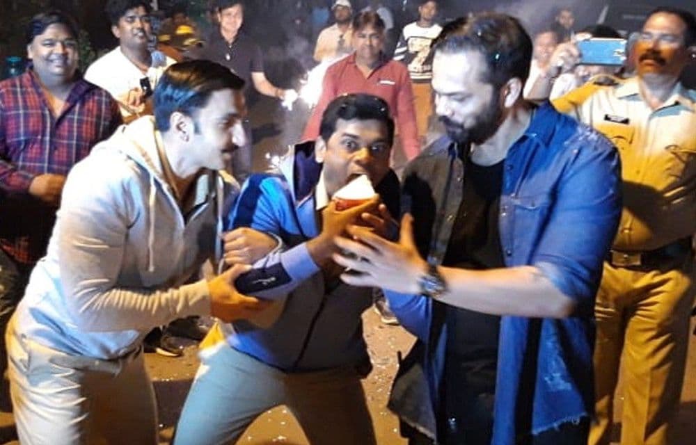 व्हिडीओ ऑफ दि डे : रणवीर सिंगने साजरा केला मराठमोळ्या 'सिद्धार्थ जाधव'चा वाढदिवस....व्हिडीओ पाहून घ्या राव !!