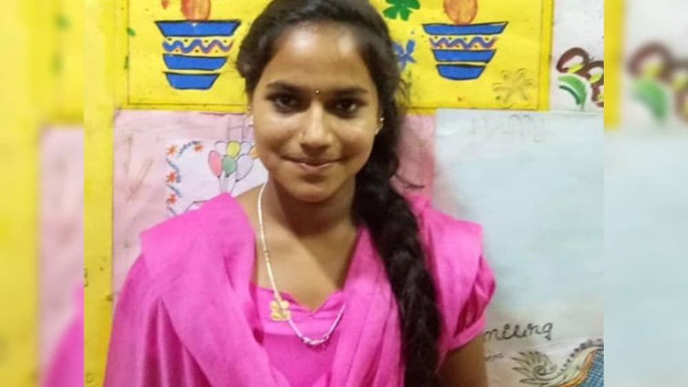 बालविवाहापासून वाचण्यासाठी ती घरातून पळाली....तिने १२वीत मिळवलेले टक्के बघून तुम्ही तिला सलाम कराल !!