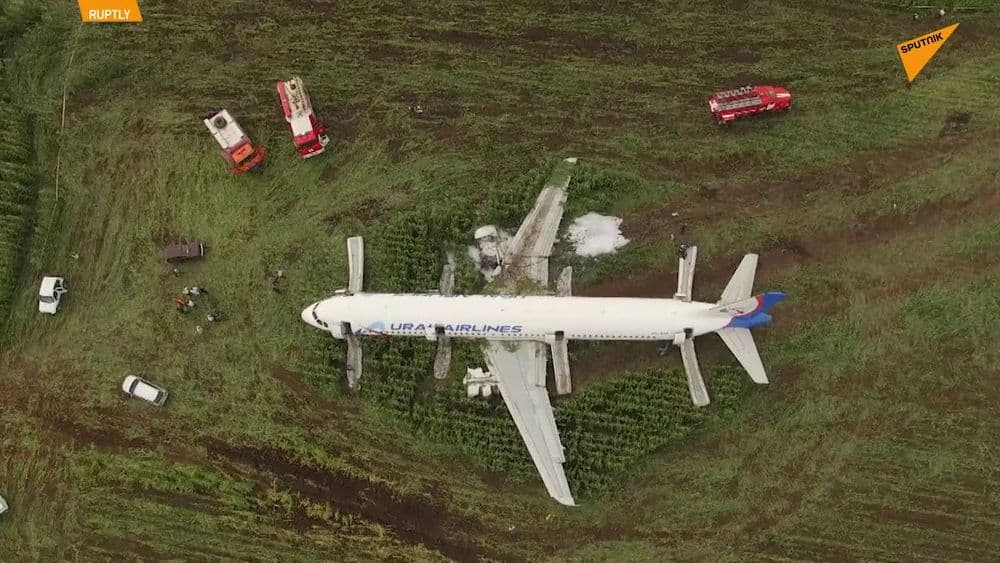 इंजिन बंद पडल्यानंतरही २२६ प्रवाशांना सुखरूप वाचवणारा देवदूत वैमानिक !!