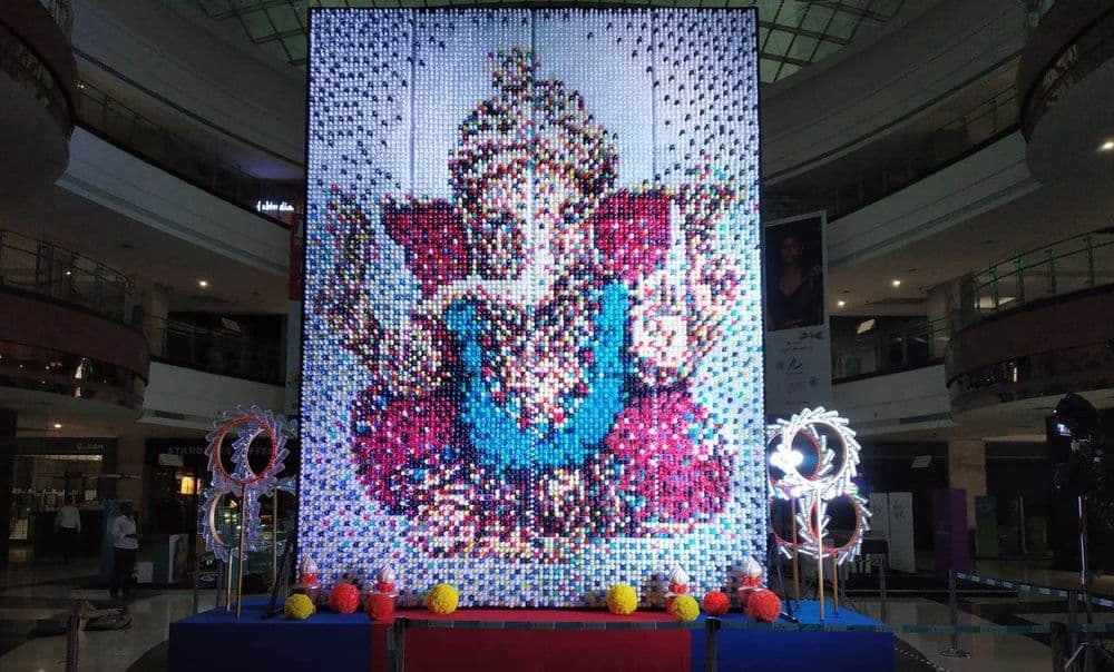 गणेशोत्सव स्पेशल : १०,००० प्लास्टिकच्या बाटल्यांमधून साकारलेला बाप्पा....