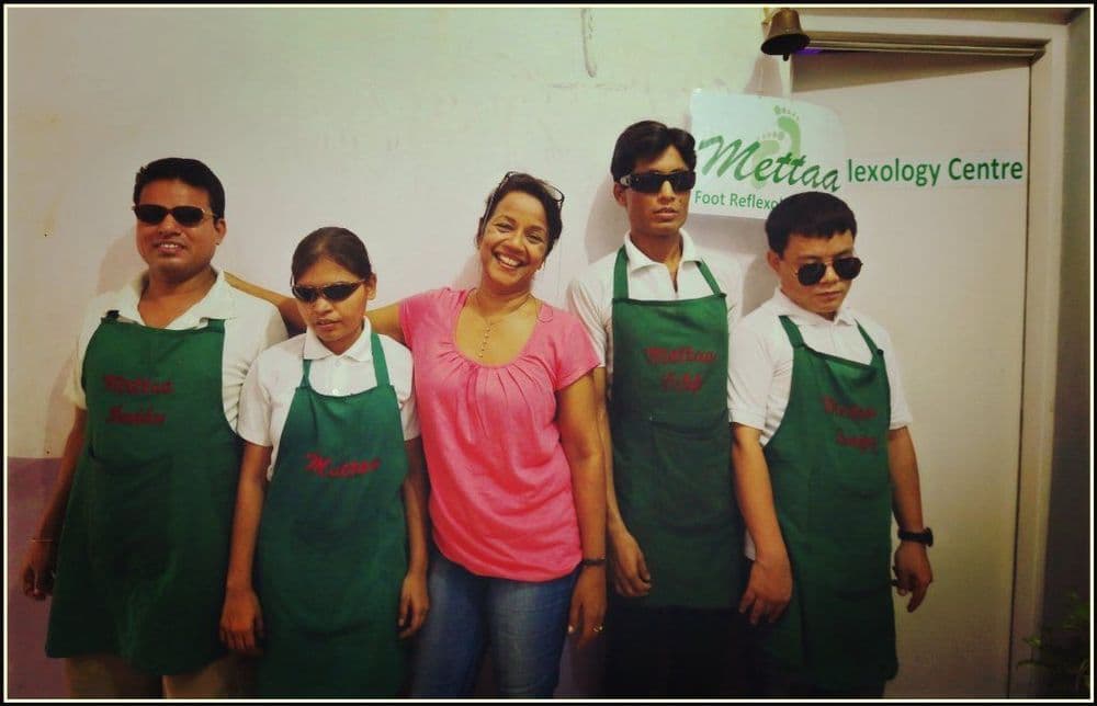 स्वतःचं स्वप्न पूर्ण करण्यासोबत अंध व्यक्तींच्या पोटापाण्याची कायमची सोय करणाऱ्या देवदूत !!