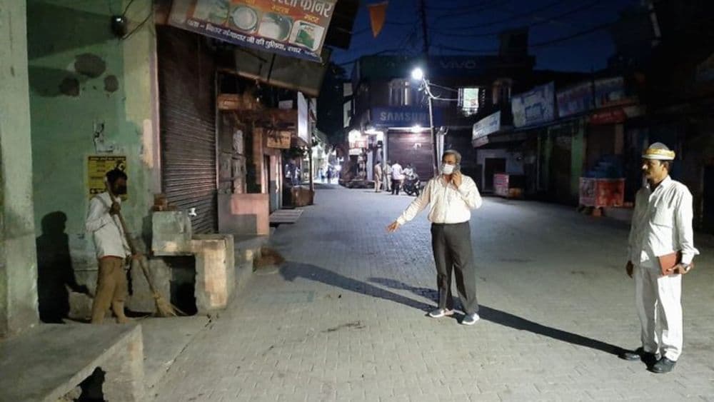 कोरोनाव्हायरसच्या हेल्पलाईनवर सामोसा मागत होता...अधिकाऱ्यांनी काय केलं पाहा !!