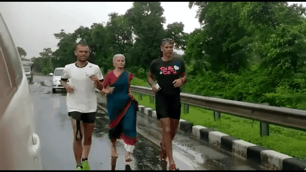मिलिंद सोमणसोबत धावतेय त्याची ७९ वर्षांची आई!!!