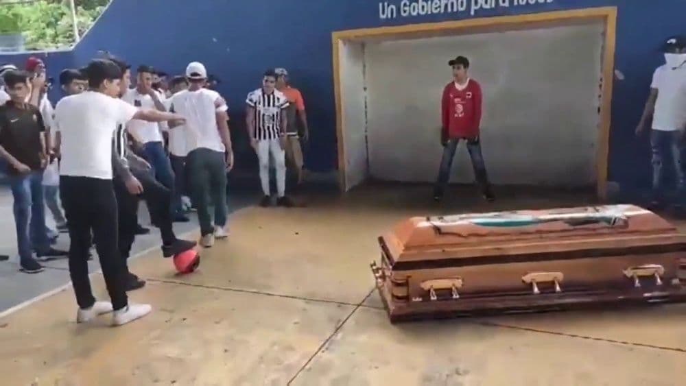 अखेरचा गोल... खेळाडूंनी मित्राला वाहिलेली श्रद्धांजली पाहून तुमचे डोळेही भरून‌ येतील...