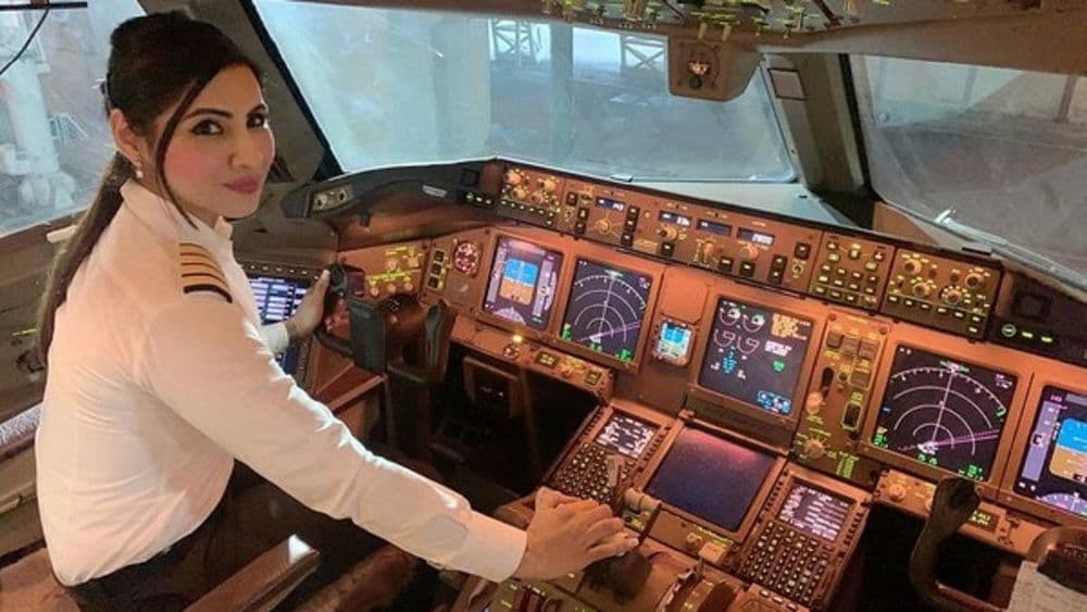 जगातल्या सर्वात मोठ्या हवाई मार्गावरून भारतीय महिला पायलट्सच्या टीमने पहिल्यांदाच प्रवास केलाय....