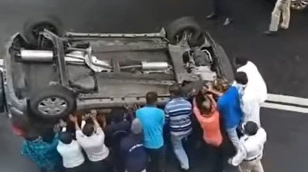 उलटलेल्या गाडीला जागेवर आणण्यासाठी मुंबईकर एकवटले... शेवटी काय झालं पाहा!!