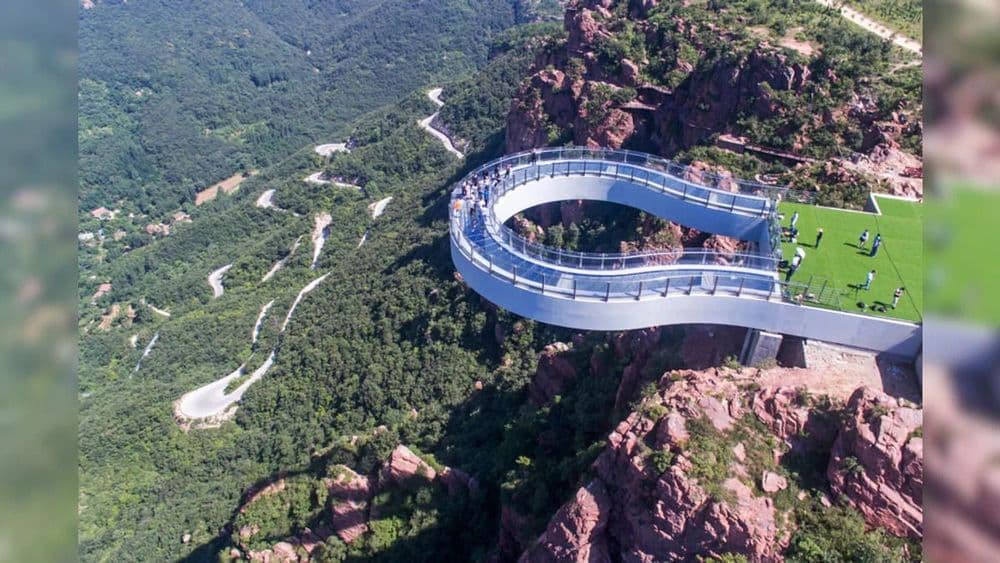 जगप्रसिद्ध गूढ, रहस्यमय नैसर्गिक जागा जिथे तुम्ही प्रत्यक्षात भेट देऊ शकता. याठिकाणी दरवर्षी अनेक पर्यटक भेट देतात.