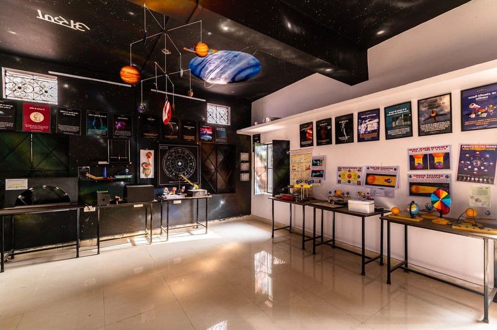 अमेरिकन शाळे च्या तोडीस तोड उत्तरप्रदेशातल्या खेड्यातली सरकारी शाळेतली प्रयोगशाळा!!