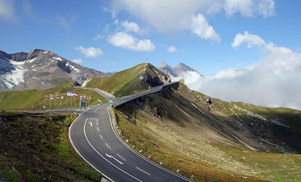 भारतीय ड्रायव्हिंग लायसन्स आहे?  मग या देशांत फिरवा गाडी सुसाट..