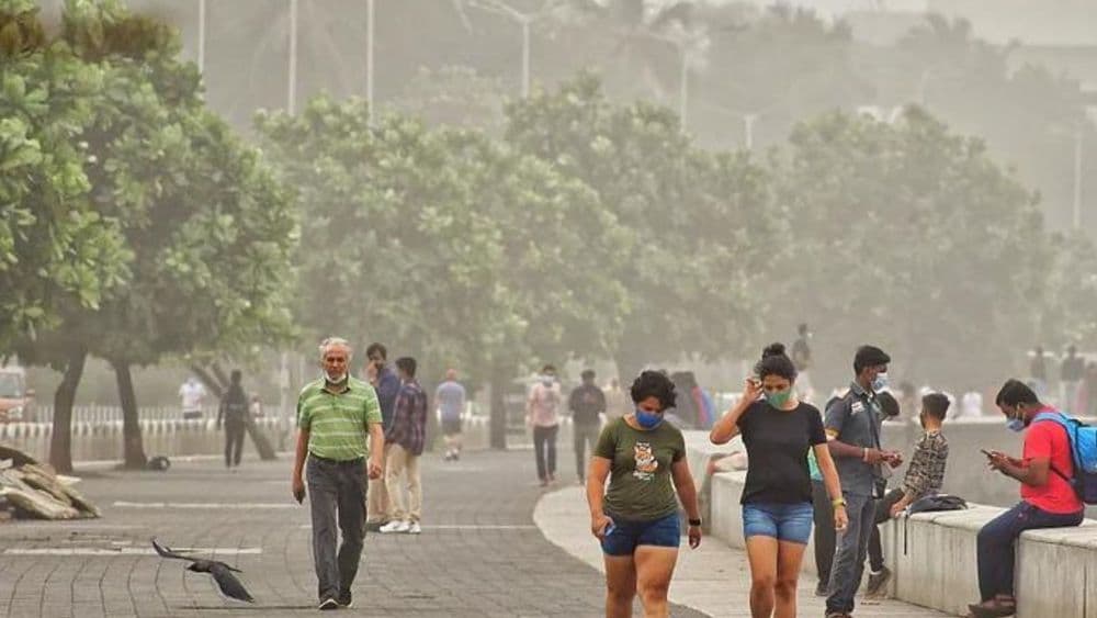 एका रात्रीत  मुंबईच्या हवेत हे धुळीचे लोट आले कुठून ? 