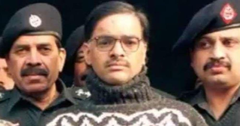 खुद्द न्यायाधीशांनी याचे १०० तुकडे करावे अशी शिक्षा दिलेला १०० मुलांचे खून करणारा पाकिस्तानी सिरियल किलर जावेद इक्बाल!