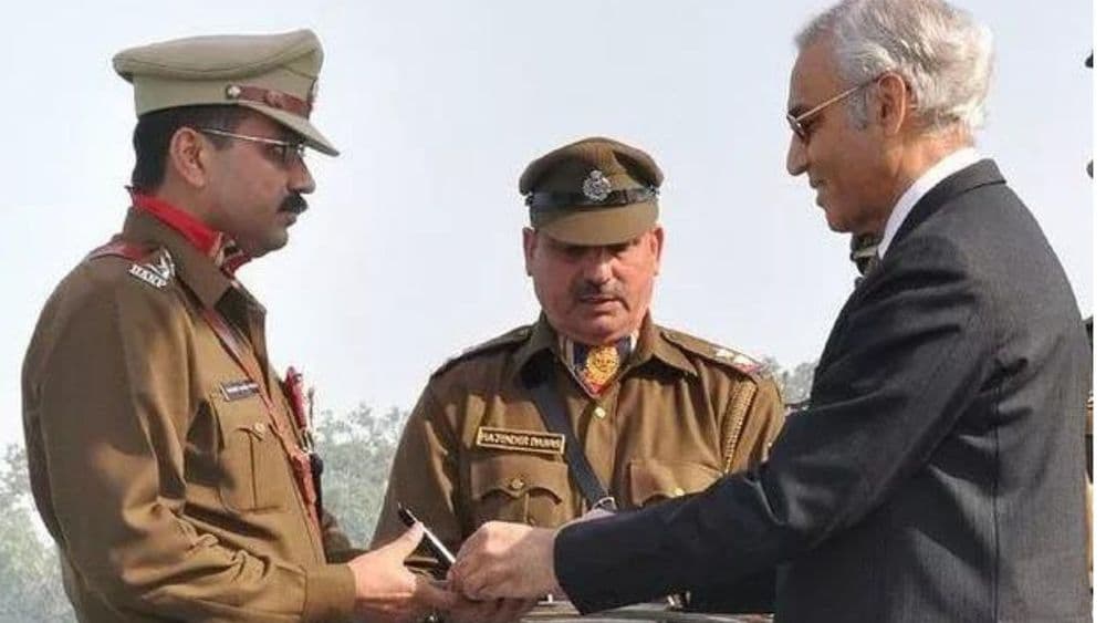 जाणून घ्या ११ वेळा राष्ट्रपती शौर्यपदक मिळवणाऱ्या डीसीपी संजीव कुमार यादव यांच्याबद्दल!! यांच्यावरच 'बाटला हाऊस' सिनेमा बेतला होता.