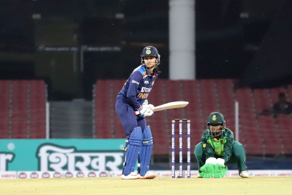 'सांगली एक्स्प्रेस' स्मृती मंधाना सुसाट, महिला आंतरराष्ट्रीय क्रिकेटमध्ये असा पराक्रम करणारी ठरली तिसरी फलंदाज