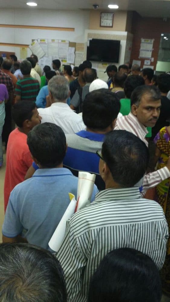 बँकांत पैसे काढण्यासाठी झाली तोबा गर्दी..