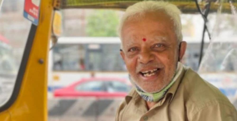 कोणावर भार नको म्हणून आनंदाने रिक्षा चालवणारे ७४ वर्षांचे इंग्रजी प्रोफेसर आजोबा!!