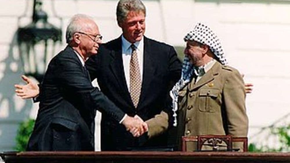 शांततेचं नोबेल मिळवणाऱ्या शांतीदूताची शांती रॅलीमध्येच झाली हत्या!! इस्रायलसाठी या माणसानं काय केलं याचं मोजमाप नाही!!