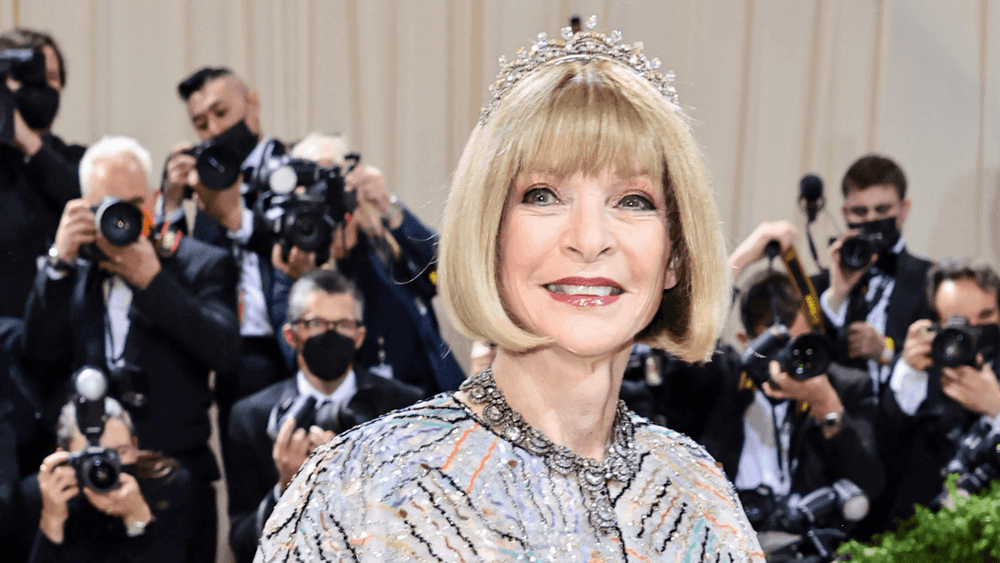 बॉब हेअरकट आणि सनग्लासेस या ट्रेडमार्कसह प्रसिद्ध असलेली जगप्रसिद्ध फॅशन डिझायनर - ॲना विंटूर!!