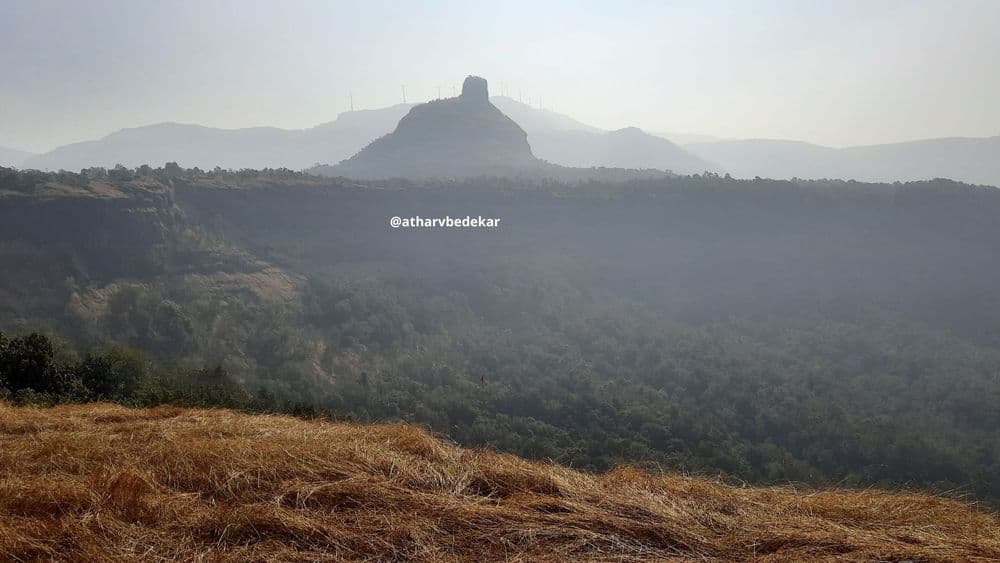 अवघड वाटा दुर्गांच्या: कातळात कोरलेल्या सुंदर सर्पाकार पायऱ्यांचा आणि आगळ्यावेगळ्या पाणबुडी आकाराचा 'कोथळीगड'!!