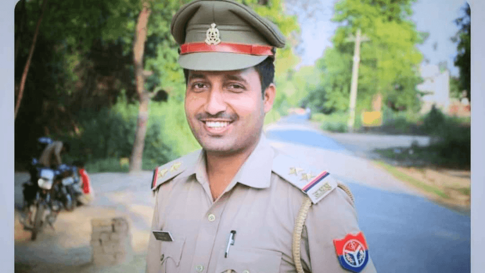 वंचित मुलांसाठी शाळा चालू करणारा पोलिस.. शाळा, पुस्तके, बेघरांना मदत.. ते आणखी काय काय करतात हे ही जाणून घ्या..