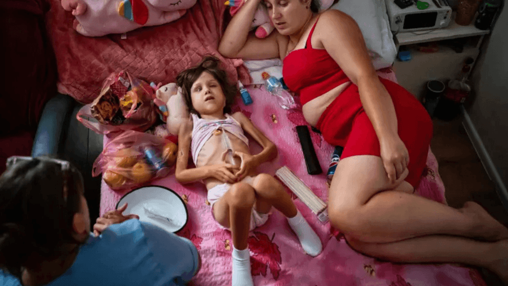 हा फोटो साक्ष आहे,युक्रेनच्या एका लहान मुलीची करुण कहाणीचा !